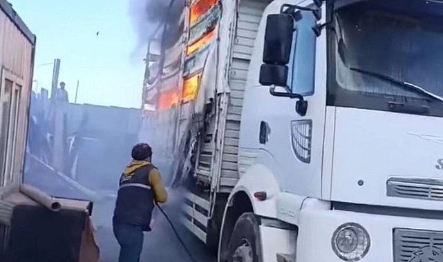 Ataşehir'de park halindeki kamyonun kasası alev alev yandı