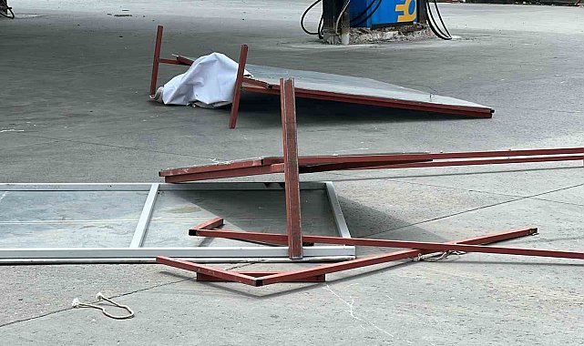 Ataşehir'de şiddetli rüzgarda uçan panolar vatandaşın üzerine düştü