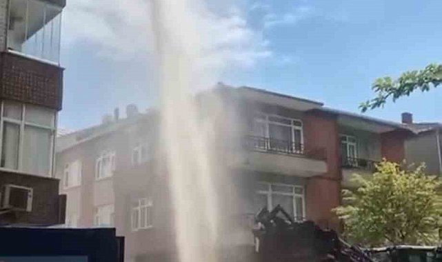 Ataşehir'de su borusu patladı, tazyikli su metrelerce havaya fışkırdı