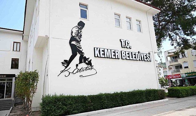 Atatürk'ün Kocatepe silüeti Kemer Belediye binasında
