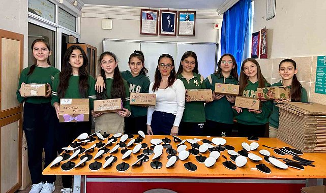 Atık borulardaki keçeler, öğrencilerin ellerinde silgiye dönüşüyor