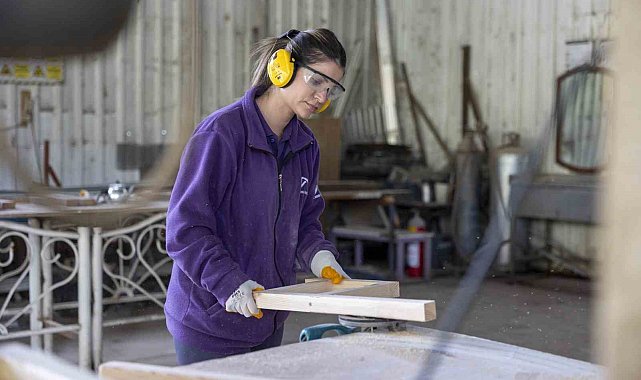 Atık malzemeler 'Teslime Usta'nın ellerinde yeniden dönüşüyor