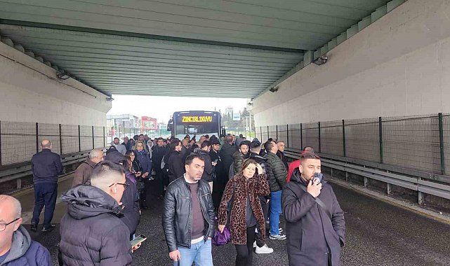 Avcılar'da metrobüs bozuldu, vatandaşlar yolda kaldı