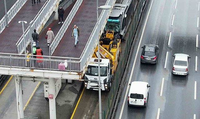 Avcılar'da metrobüs kazası: 16 hafif yaralı