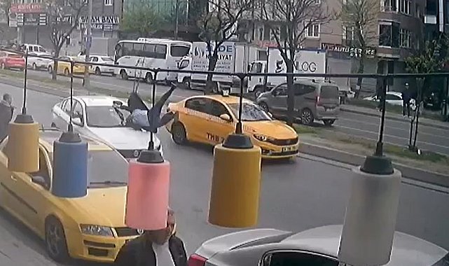 Avcılar'da yolun karşısına geçmeye çalışan yayaya otomobil böyle çarptı