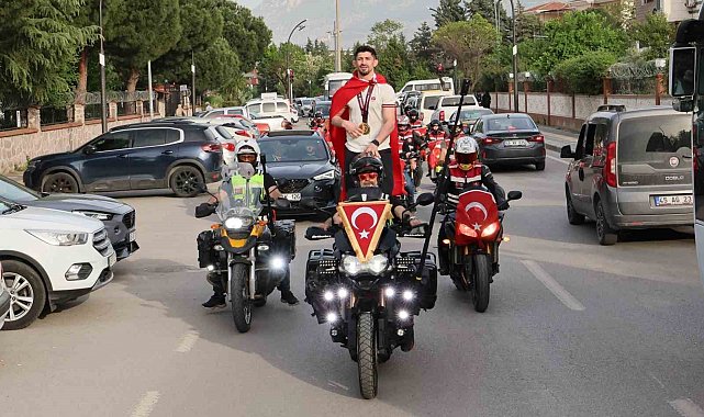 Avrupa şampiyonu Kerem Kamal'a Manisa'da coşkulu karşılama