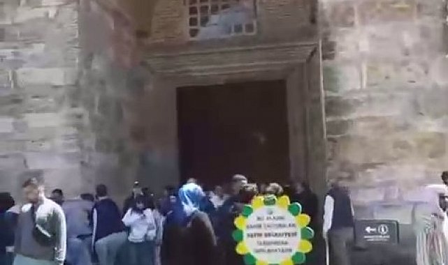Ayasofya'da depreme yakalananlar kendilerini panikle dışarı attı