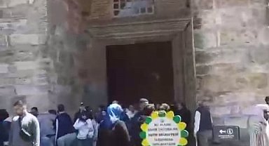 Ayasofya'da depreme yakalananlar kendilerini panikle dışarı attı