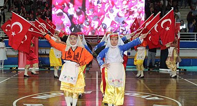 Aydın'da 23 Nisan kutlamalarında miniklerin dans gösterisi büyük beğeni topladı