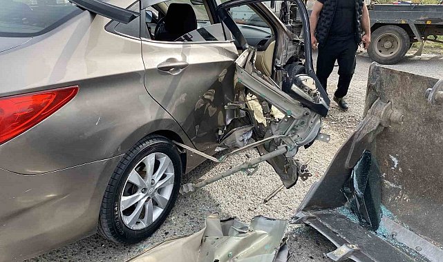 Ayvalık'ta iş makinesi ile otomobil çarpıştı: 1 çocuk ve 1 hamile kadın yaralandı