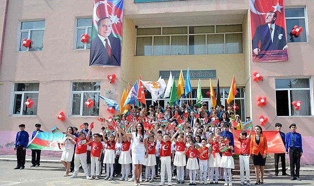 Azeri öğrenciler 23 Nisan'ı ilk defa Türk kardeşleri gibi kutladı