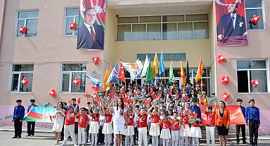 Azeri öğrenciler 23 Nisan'ı ilk defa Türk kardeşleri gibi kutladı