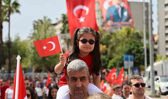 Babalarının omuzlarında bayramı kutladılar