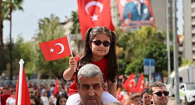 Babalarının omuzlarında bayramı kutladılar