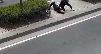 Babasını tek yumrukla bayılttı