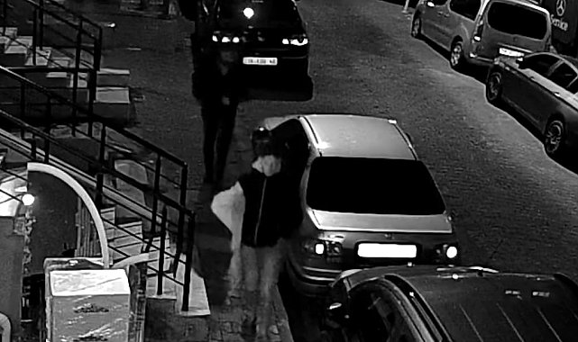 Bahçelievler'de elektrikli bisikletin kilidini demir kesme makasıyla kesip çalan hırsızlar kamerada