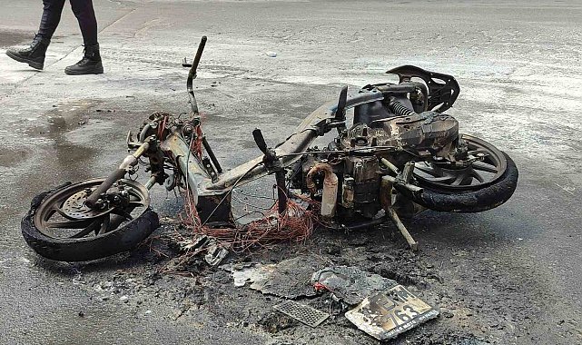 Bahçelievler'de motosiklet alev alev yandı