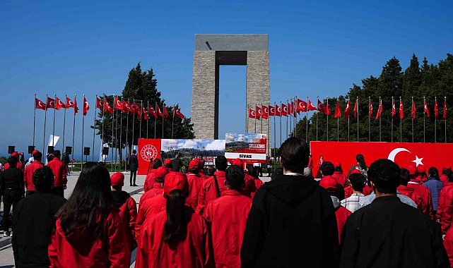 Bakan Bak, Çanakkale'de anma yürüyüşüne katılan gençleri paylaştı