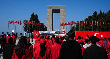 Bakan Bak, Çanakkale'de anma yürüyüşüne katılan gençleri paylaştı