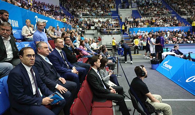 Bakan Bak, Rusya'da voleybol finalini izledi, şampiyon takıma kupasını verdi