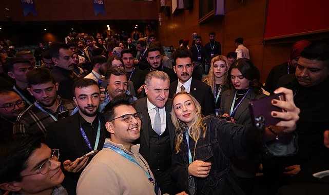 Bakan Bak'tan ÜNİDES programıyla üniversiteli öğrencilere 120 milyon liralık destek