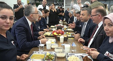 Bakan Işıkhan, Kilis'te işçilerle aynı sofrada buluştu