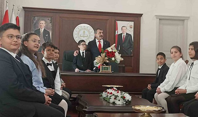 Bakan Tekin, 23 Nisan'da koltuğunu 6'ncı sınıf öğrencisi Ata'ya devretti