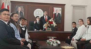 Bakan Tekin, 23 Nisan'da koltuğunu 6'ncı sınıf öğrencisi Ata'ya devretti