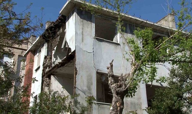 Bakırköy'de 3 katlı metruk binada kısmi çökme meydana geldi
