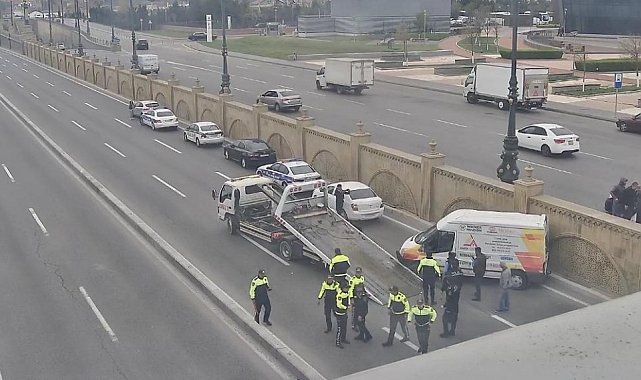 Bakü'de kontrolden çıkan araç beton bariyeri aşarak ana yola uçtu: 1 yaralı