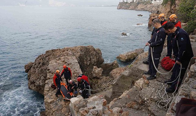 Balık keyfi hastanede son buldu: Falezlerden düşerek bacağını kırdı