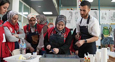 Balıkesir'de gönüllü gençlerden çevre temizliği