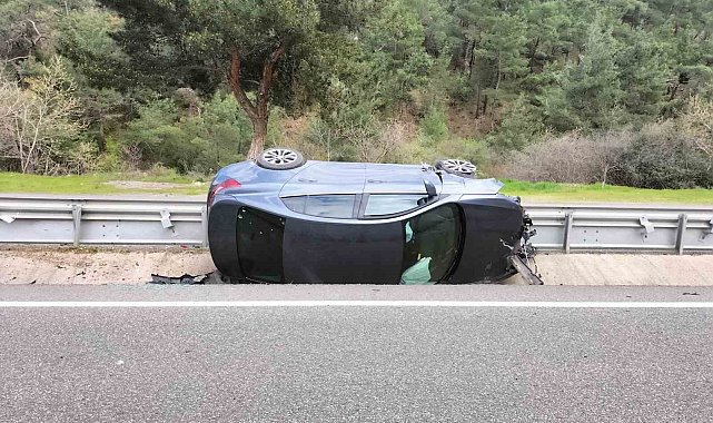 Balıkesir'de kontrolden çıkan otomobil devrildi: 2 yaralı