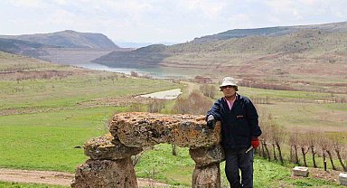 Baraj manzaralı asırlık musalla taşı, köy sakinleri alışsa da ilk kez görenleri ürkütüyor