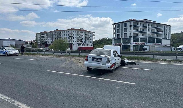 Bariyerlere çarpan otomobil, yol üzerinde ters döndü: 1 yaralı