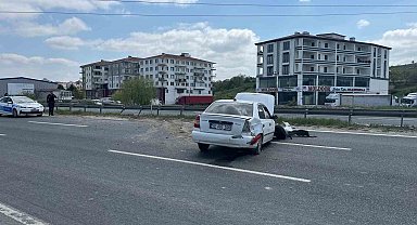 Bariyerlere çarpan otomobil, yol üzerinde ters döndü: 1 yaralı