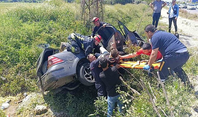 Bariyerlere çarpıp kanala devrildi, ters dönen araçtan sağ kurtuldular