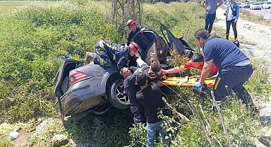 Bariyerlere çarpıp kanala devrildi, ters dönen araçtan sağ kurtuldular