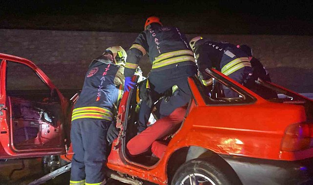 Bariyerlere giren otomobil, iki kişiye mezar oldu