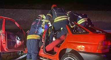 Bariyerlere giren otomobil, iki kişiye mezar oldu