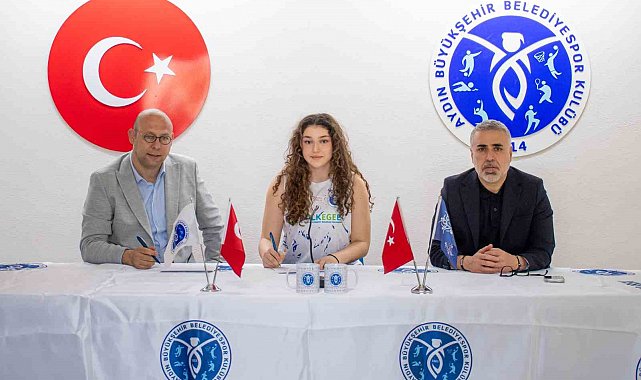 Başarılı voleybolcu 18 yaşına girdiği gün profesyonel sözleşme imzaladı