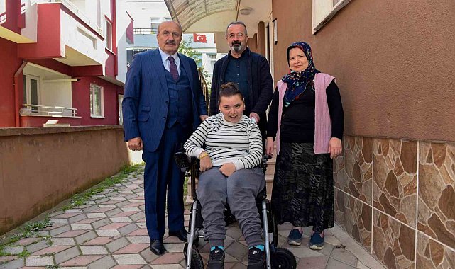 Başkan Arslan'dan özel bireye akülü tekerlekli sandalye desteği