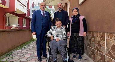 Başkan Arslan'dan özel bireye akülü tekerlekli sandalye desteği