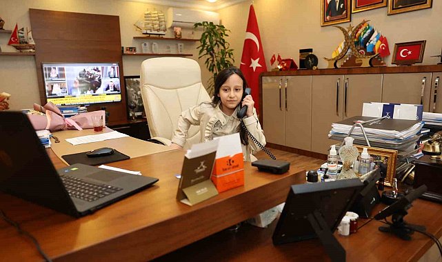 Başkan Bıyık koltuğunu minik İpek'e bıraktı