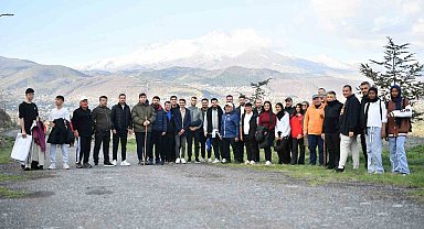 Başkan Büyükkılıç, güne gençlerle yürüyüş yaparak başladı