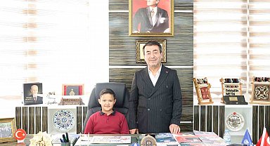 Başkan Metin koltuğunu şehit yeğenine devretti