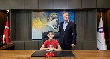 Başkan Seçer, makam koltuğunu öğrencilere bıraktı