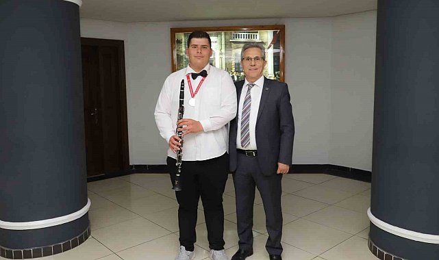 Başkan Tetik'ten Türkiye Şampiyonu otizmli gence klarnet hediyesi