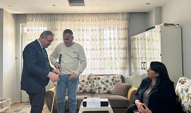 Batman'da gaziye akıllı baston hediye edildi