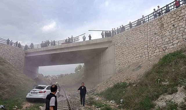 Batman'da kontrolden çıkan otomobil demiryoluna uçtu: 3 yaralı